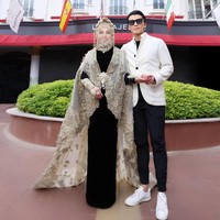 Di balik kemegahan outer berbordir emas, terdapat gaun hitam berbahan velvet yang memberikan kontras tajam dan memperkuat kesan anggun sekaligus misterius. Foto: Instagram/@princessyahrini @aldiphoto
