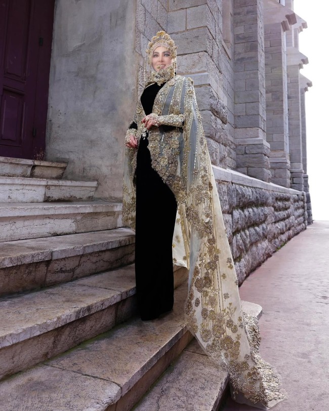 Untuk penampilan keduanya di Cannes 2025, istri pengusaha Reino Barack ini tampil dalam balutan busana couture yang memadukan kemegahan kerajaan dengan sentuhan futuristik rancangan Tex Saverio.  Foto: Instagram/@princessyahrini @aldiphoto