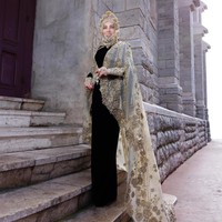 Untuk penampilan keduanya di Cannes 2025, istri pengusaha Reino Barack ini tampil dalam balutan busana couture yang memadukan kemegahan kerajaan dengan sentuhan futuristik rancangan Tex Saverio.  Foto: Instagram/@princessyahrini @aldiphoto