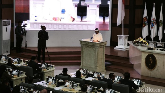 Gubernur Jabar Dedi Mulyadi di rapat Paripurna DPRD Jabar