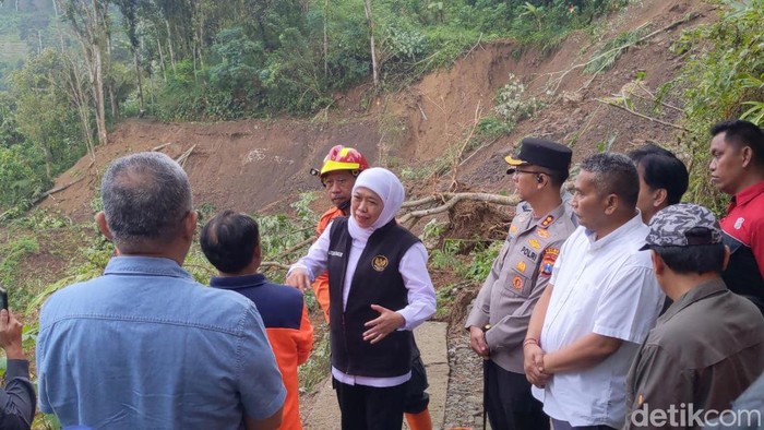 Gubernur Jatim Khofifah Indar Parawansa saat meninjau lokasi longsor di Trenggalek
