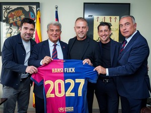 Barcelona Perpanjang Kontrak Hansi Flick usai Raih Treble Domestik