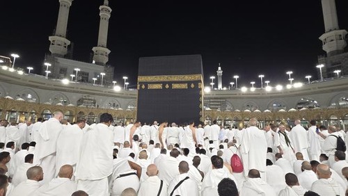 The photo depicts the spiritual activities of the Hajj and Umrah pilgrims in the holy land of Mecca. Muslims perform worship and pray in front of the Kaaba.