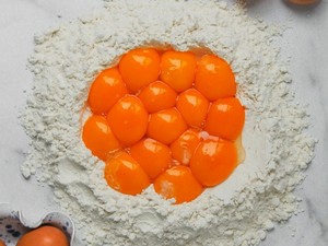 Telur Uritan Ayam Itu Apa? Ini Penjelasan Lengkap Manfaat dan Bahayanya