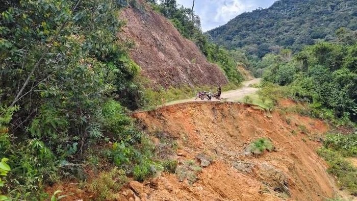Jalan longsor di Krayan Tengah.