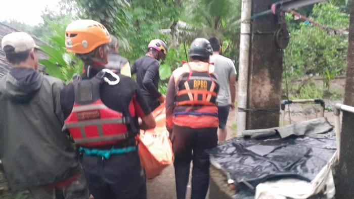 Jasad korban lansia Kiso Solihin yang diduga hanyut berhasil ditemukan dan dievakuasi Tim SAR gabungan.
