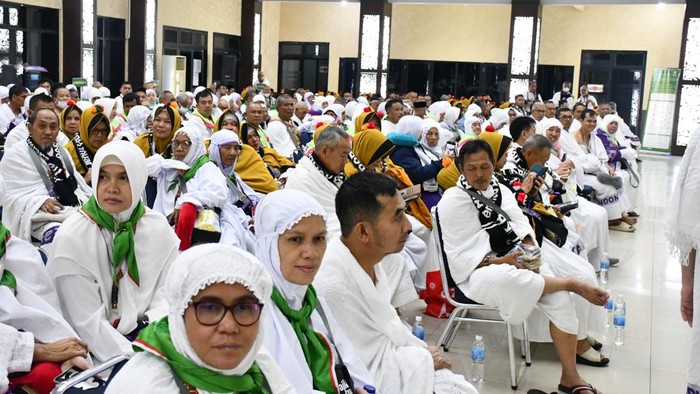 Jemaah haji kloter 16 embarkasi Palembang saat hendak berangkat ke Tanah Suci.