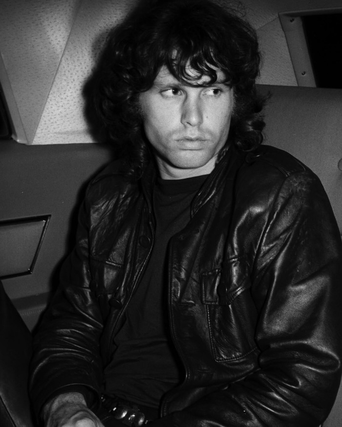 Jim Morrison Patung dada Jim Morrison kembali setelah 37 tahun dicuri.