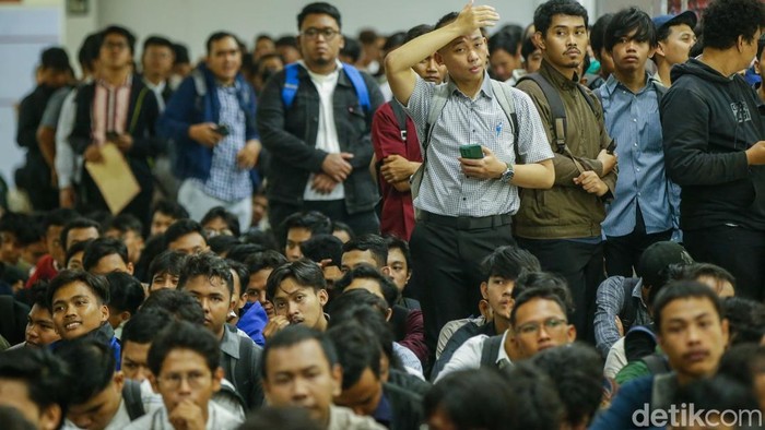 Job Fair Bekasi buka 1.000 lowongan dari 40 perusahaan. Warga antusias, termasuk penyandang disabilitas yang dapat akses kerja setara.