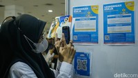 Beberapa stan menyediakan barcode digital untuk memudahkan pelamar mengisi data dan unggah dokumen.  