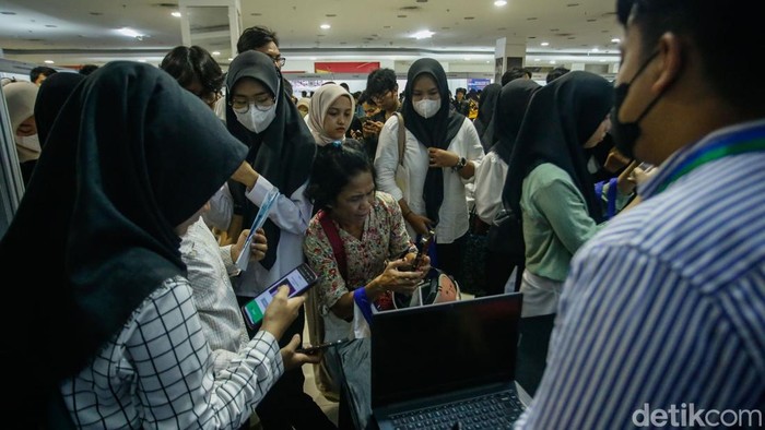 Job Fair Bekasi buka 1.000 lowongan dari 40 perusahaan. Warga antusias, termasuk penyandang disabilitas yang dapat akses kerja setara.
