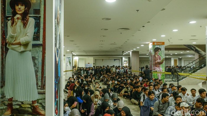 Job Fair Bekasi buka 1.000 lowongan dari 40 perusahaan. Warga antusias, termasuk penyandang disabilitas yang dapat akses kerja setara.