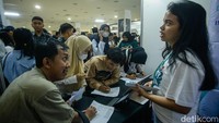 Petugas mengatur antrean agar pelamar tertib dan nyaman selama proses seleksi.  