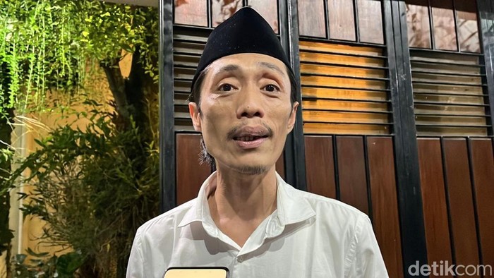 Kader PSI asal NTB, Dian Sandi, saat ditemui awak media di Sumber, Solo, Kamis (22/5/2025). Kedatangannya untuk meminta maaf ke Jokowi karena mengunggah ijazahnya.
