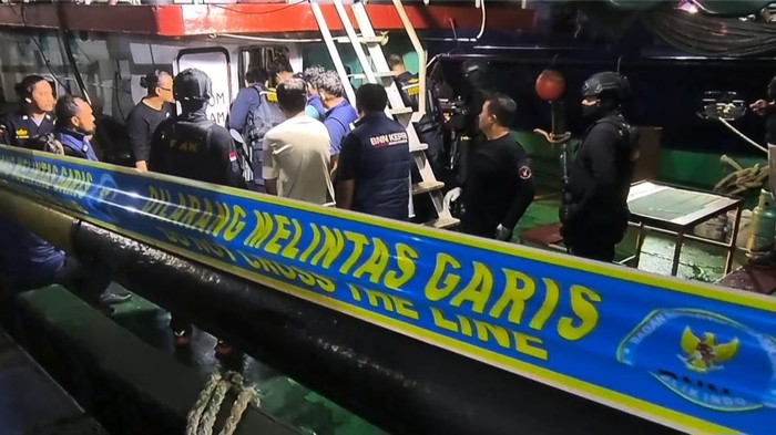 Kapal MT Sea Dragon pengangkut narkoba yang dipasangi garis BNN.