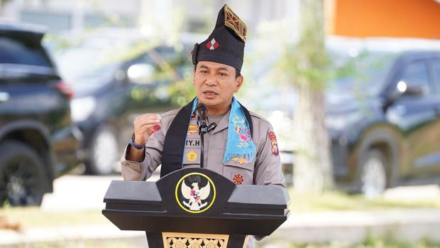Kapolda Riau Irjen Herry Heryawan melakukan penghijauan di Kabupaten Kuansing.