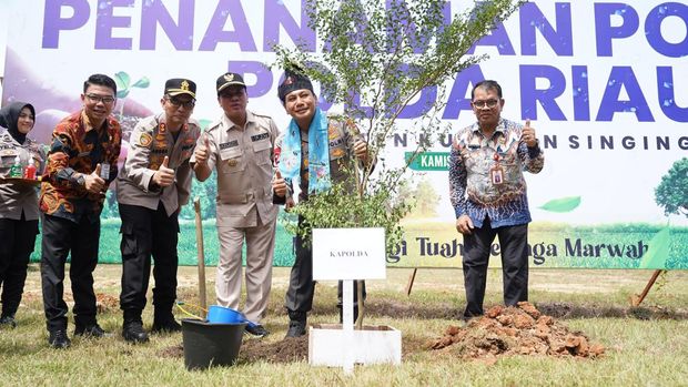 Kapolda Riau Irjen Herry Heryawan melakukan penghijauan di Kabupaten Kuansing.