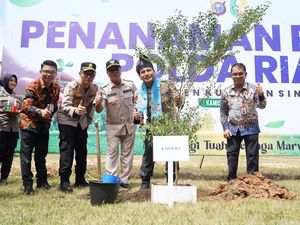 Penghijauan di Kuansing, Kapolda Riau: Tanam Pohon untuk Bank Oksigen