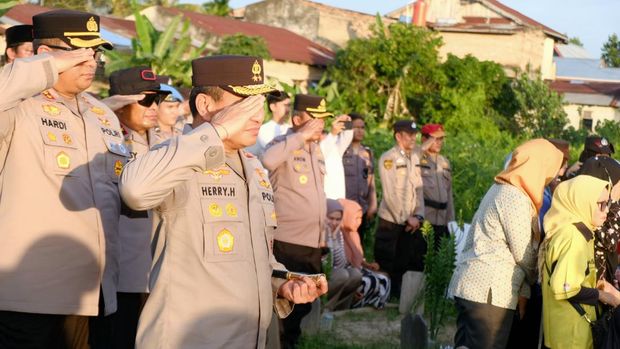 Kapolda Riau Irjen Herry Heryawan memberikan penghormatan terakhir kepada Almarhum Brigadir Dedi Handoko, anggota Tim Raga yang meninggal dunia.