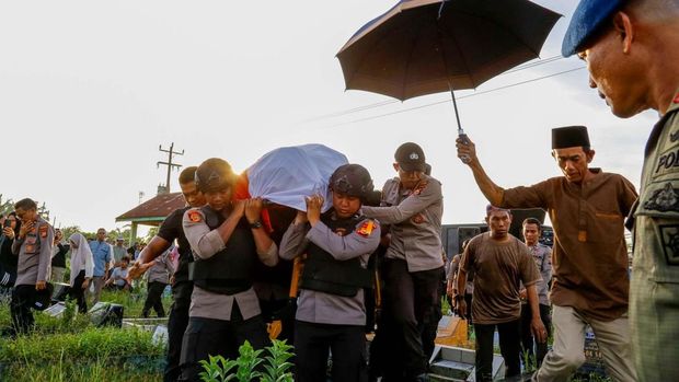 Kapolda Riau Irjen Herry Heryawan memberikan penghormatan terakhir kepada Almarhum Brigadir Dedi Handoko, anggota Tim Raga yang meninggal dunia.