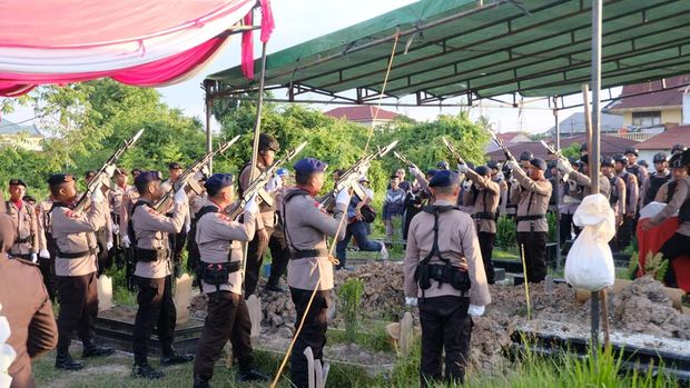 Kapolda Riau Irjen Herry Heryawan memberikan penghormatan terakhir kepada Almarhum Brigadir Dedi Handoko, anggota Tim Raga yang meninggal dunia.