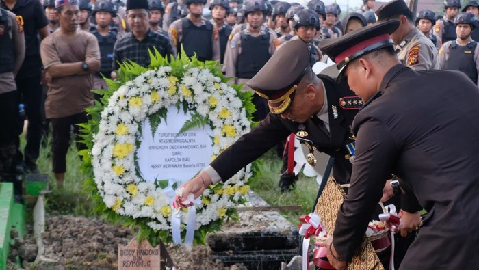 Kapolda Riau Irjen Herry Heryawan memberikan penghormatan terakhir kepada Almarhum Brigadir Dedi Handoko, anggota Tim Raga yang meninggal dunia, pada Kamis (22/5/2025) siang.