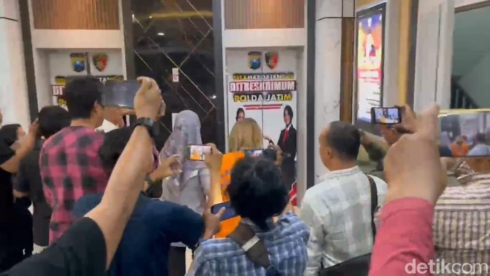 Kasus Penahan Ijazah di Surabaya Kasus Penahan Ijazah di Surabaya