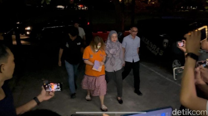 Penampakan Jan Hwa Diana, bos CV Sentosa Seal di Polda Jatim