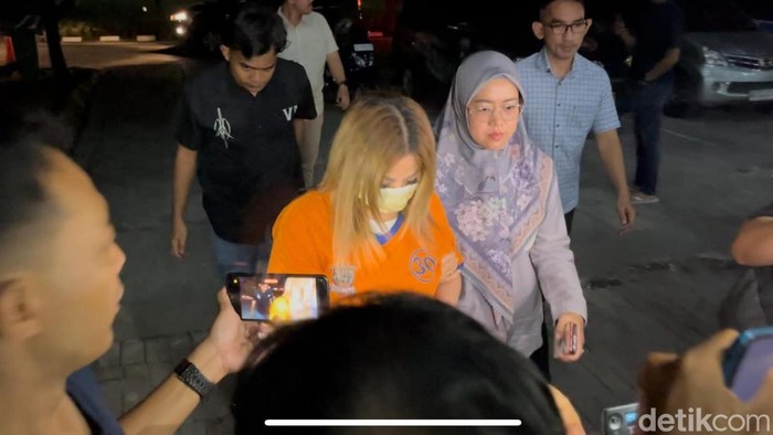 Penampakan Jan Hwa Diana, bos CV Sentosa Seal di Polda Jatim
