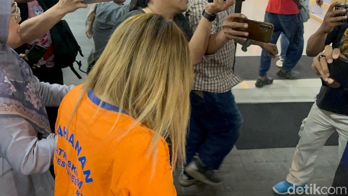 Penampakan Jan Hwa Diana, bos CV Sentosa Seal di Polda Jatim