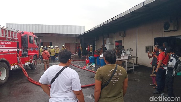 Sejumlah petugas pemadam kebakaran di gudang yang terbakar, Kamis (22/5/2025).