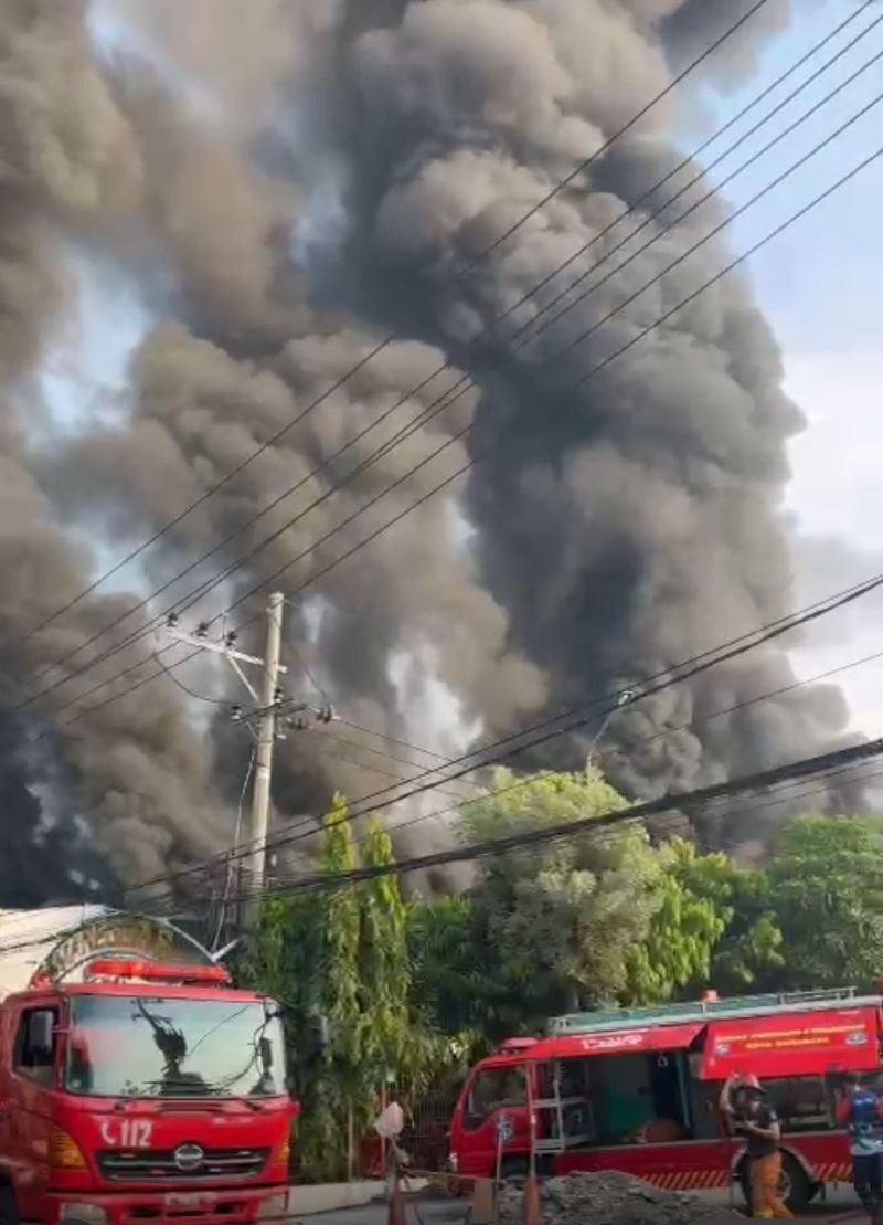 Kebakaran gudang kemiri di Surabaya