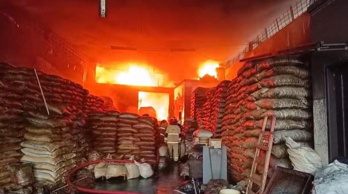 Kebakaran gudang kemiri di Surabaya