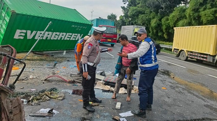 Kecelakaan truk tabrak pembatas jalan di Tol Waru-Perak. Kondisi truk rusak berat hingga kepala truk terlepas.