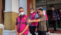 Kelima tersangka itu digiring ke mobil tahanan oleh penyidik Kejari Jakpus. Mereka terlihat mengenakan rompi merah muda dengan tangan diborgol.