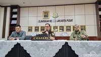 Kejaksaan Negeri (Kejari) Jakarta Pusat menetapkan lima tersangka termasuk mantan Dirjen di Kementerian Komunikasi dan Informatika (Kominfo) terkait kasus dugaan korupsi proyek Pusat Data Nasional Sementara (PDNS). Para tersangka langsung ditahan.