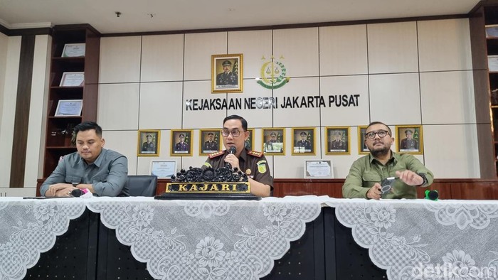 Kejari Jakpus menegaskan lima tersangka urusan praduga korupsi Pusat Data Nasional Sementara (PDNS) di Kominfo periode 2020â2024 (Taufiq S/detikcom) akalan Eks Dirjen Kominfo