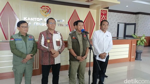 Kepala BNPB Mayjen TNI Suharyanto memberi keterangan seusai rapat terpadu penggulangan bencana erupsi Gunung Lewotobi Laki-laki di Kantor Gubernur NTT, Kamis (22/5/2025). (Foto: Simon Selly/detikBali)