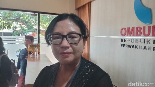 Kepala Ombudsman RI Perwakilan Bali, Ni Nyoman Sri Widhiyati, seusai rapat koordinasi dan penandatanganan komitmen SPMB 2025 di kantornya, Kamis (22/5/2025).