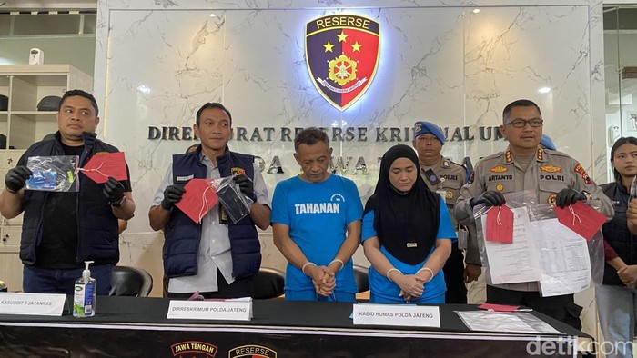 Press rilis kasus penipuan oleh tersangka Ketua Pemuda Pancasila, Munaji (44), dan istrinya WP (45), di Mapolda Jateng, Kecamatan Semarang Selatan, Kamis (22/5/2025).