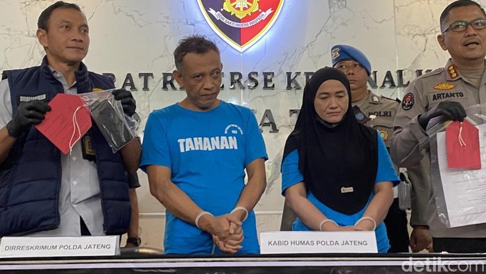 Press rilis kasus penipuan oleh tersangka Ketua Pemuda Pancasila, Munaji (44), dan istrinya WP (45), di Mapolda Jateng, Kecamatan Semarang Selatan, Kamis (22/5/2025).
