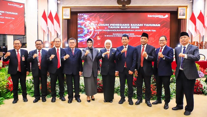 Khofifah bersama jajaran Direksi dan Komisaris baru Bank Jatim.