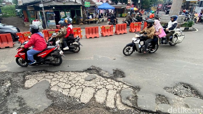 Kondisi kerusakan jalan di Jalan Ibrahim Adjie menuju Ciwastra