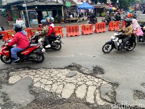 Waspada Jalan Rusak di Persimpangan Pasar Kordon Bandung