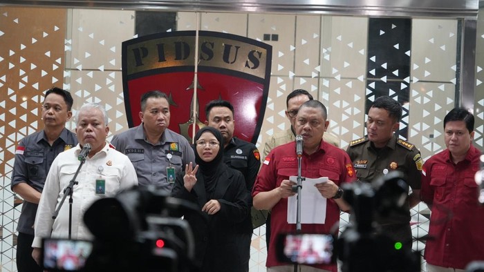 Konferensi pers penetapan tersangka bos Sritex