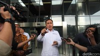 Ketua Komisi Pengawas Persaingan Usaha (KPPU) M Fanshurullah Asa menyampaikan keterangan kepada wartawan usai menjalani pemeriksaan di Gedung Merah Putih KPK, Jakarta, Kamis (22/5/2025).