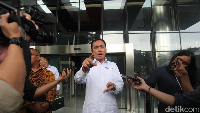 Ketua Komisi Pengawas Persaingan Usaha (KPPU) M Fanshurullah Asa menyampaikan keterangan kepada wartawan usai menjalani pemeriksaan di Gedung Merah Putih KPK, Jakarta, Kamis (22/5/2025). Fanshurullah yang sebelumnya menjabat Kepala Badan Pengatur Hilir Minyak dan Gas Bumi (BPH Migas) periode 2017-2021 itu diperiksa sebagai saksi kasus dugaan korupsi kerja sama jual beli gas antara PT Perusahaan Gas Negara (PGN) dengan PT Isargas/PT Inti Alasindo Energy (IAE) periode 2017-2021.