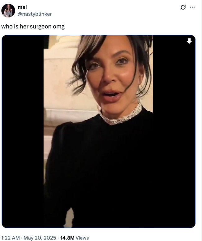 Saat mengenakan dress hitam beludru nan elegan dan gaya rambut updo, Kris bak kembali paling tidak ke usia 40an.  Hal tersebut memunculkan rumor operasi plastik. Foto: Instagram Kris Jenner