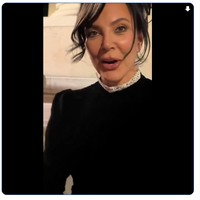 Saat mengenakan dress hitam beludru nan elegan dan gaya rambut updo, Kris bak kembali paling tidak ke usia 40an.  Hal tersebut memunculkan rumor operasi plastik. Foto: Instagram Kris Jenner