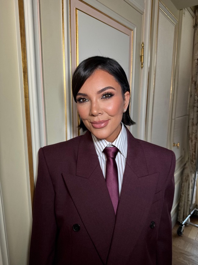 Dokter bedah pun menduga bahwa penampilan terbarunya merupakan hasil dari perbaikan-perbaikan kecil dan perawatan rejuvenasi yang sukses karena terlihat tanda jejak. Foto: Instagram Kris Jenner